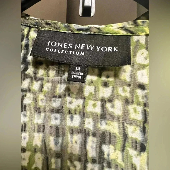 Jones New York animal printed Ruffled button down shirt size 14, like new - Picture 10 of 10